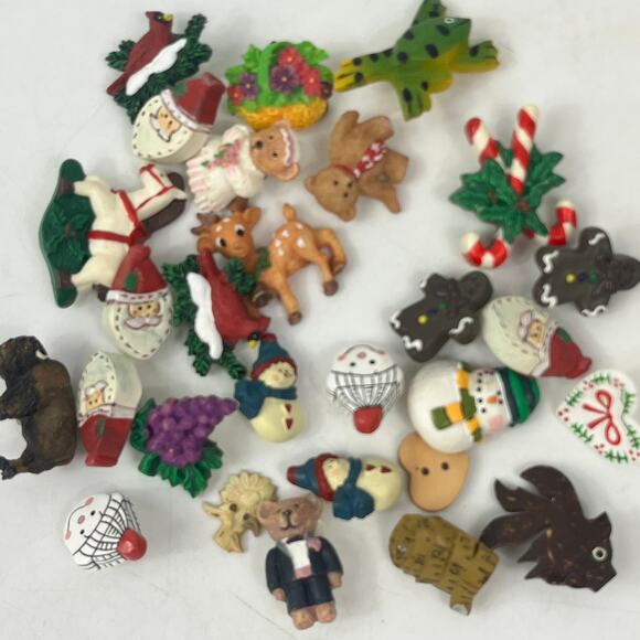 Unbranded Other - Lot 25+ Painted Wooden Novelty Buttons Christmas Animals Santa Snowman Shapes